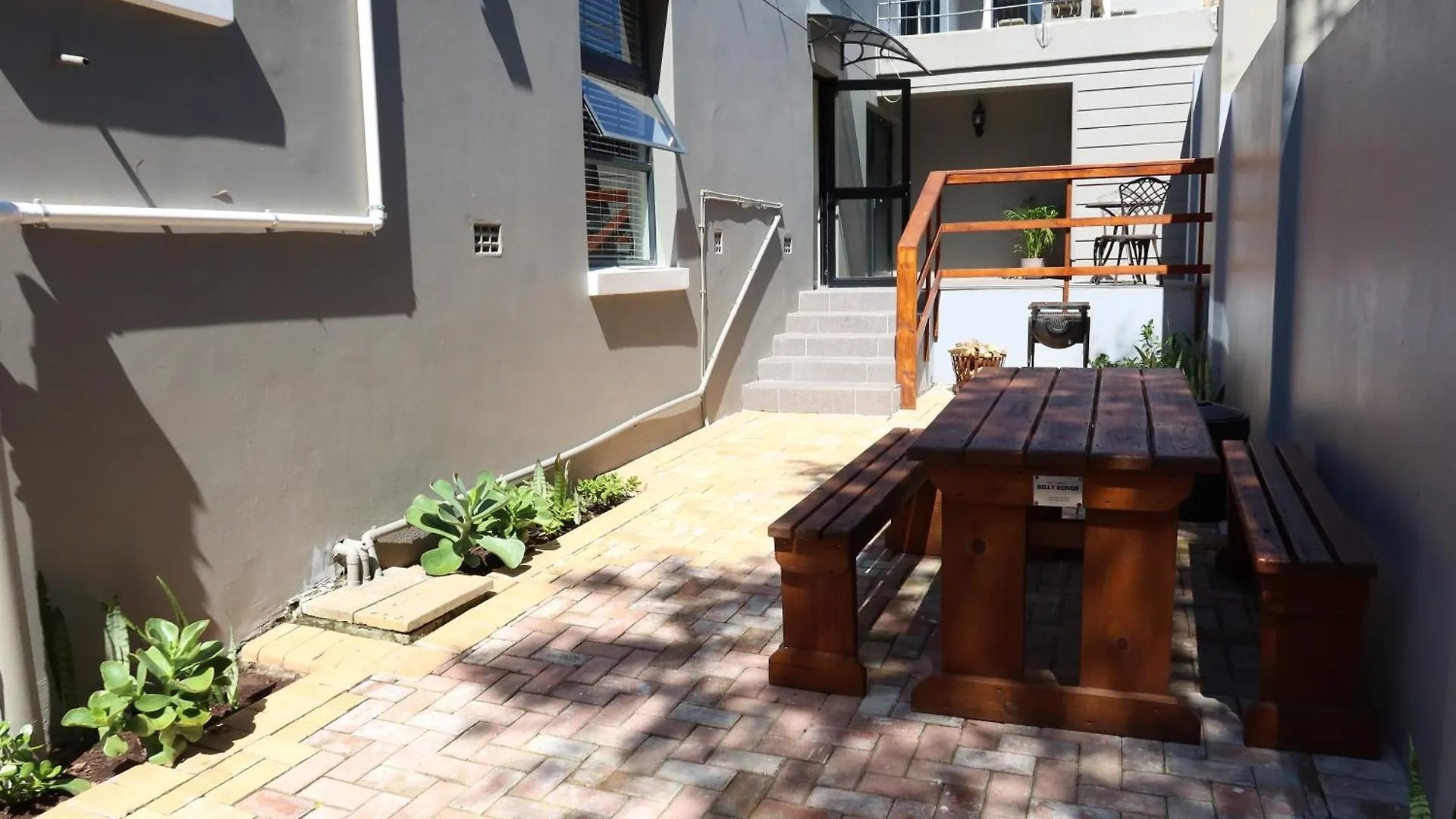 Weaver Lane Country Escape - The Bandit Porcupine Port Elizabeth Apartment